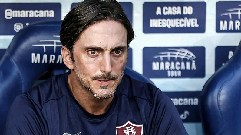 Zubeldía no banco de reservas do Fluminense (Foto: Lucas Merçon/ Fluminense FC)