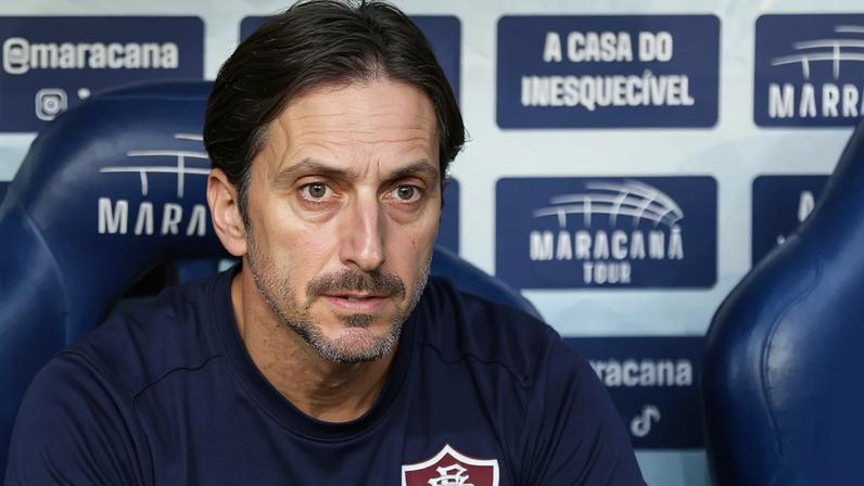 Zubeldía no banco de reservas do Fluminense (Foto: Lucas Merçon/ Fluminense FC)