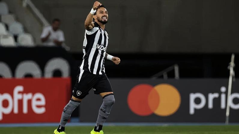 Alex Telles em ação pelo Botafogo (Foto: Vitor Silva/Botafogo)