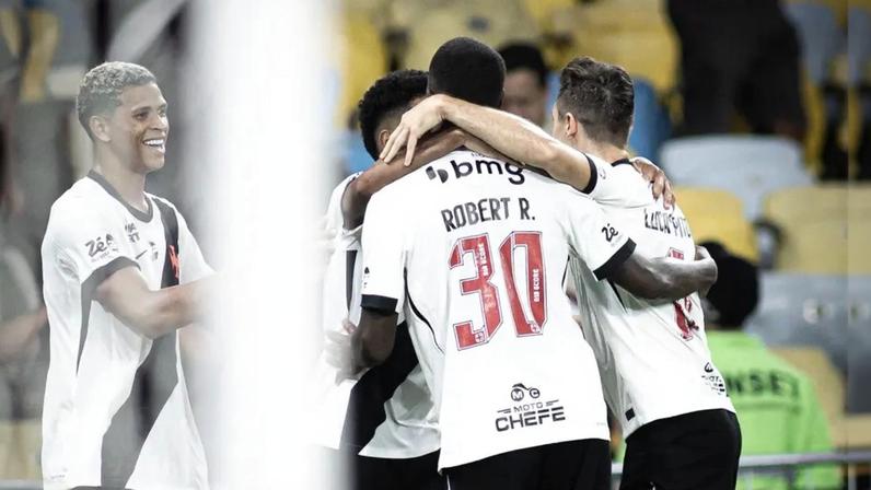 Jogadores do Vasco comemoram gol de Robert Renan contra o Fluminense (Foto: Matheus Lima/Vasco)