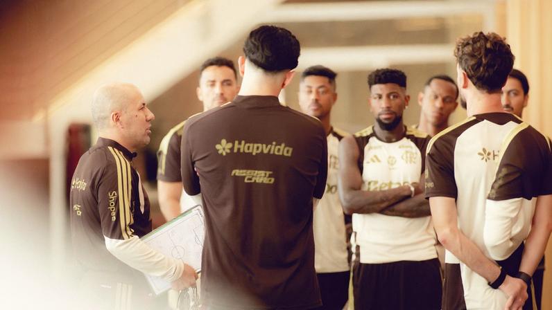 Jardim orienta jogadores do Flamengo no Ninho do Urubu — Foto: Adriano Fontes/Flamengo