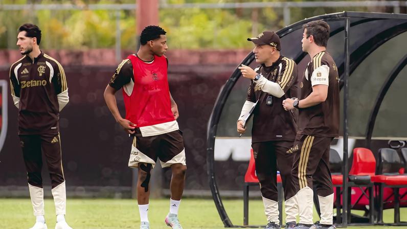 Plata e Leonardo Jardim em treino do Flamengo — Foto: Adriano Fontes / Flamengo