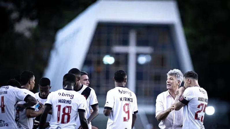 Renato Gaúcho conversa com jogadores do Vasco em São Januário — Foto: Matheus Lima/Vasco