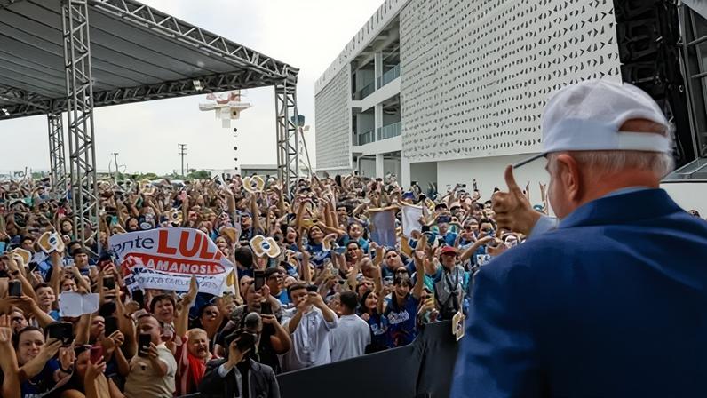 Presidente da República durante cerimônia de inauguração das obras do campus do ITA Ceará e de celebração dos 2 anos do Programa Pé-de-Meia, na Base Aérea de Fortaleza
