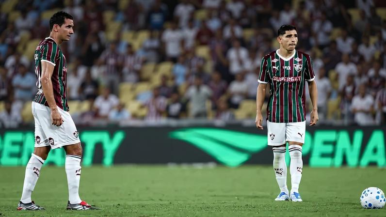 Ganso e Savarino em cobrança de falta pelo Fluminense (Foto: Marcelo Gonçalves/ Fluminense FC)