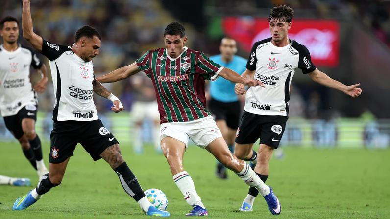 Serna, do Fluminense, entre marcadores do Corinthians — Foto: MARCELO GONÇALVES / FLUMINENSE F.C.