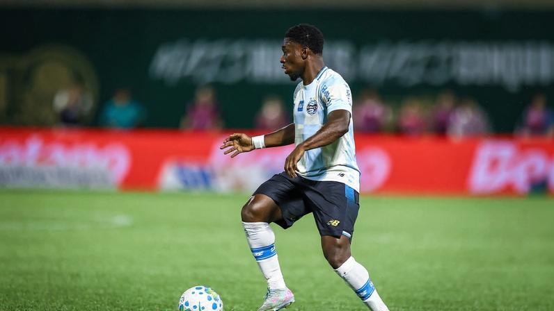 Amuzu jogou descontado contra o Palmeiras, segundo Luís Castro — Foto: Lucas Uebel / Grêmio / Divulgação