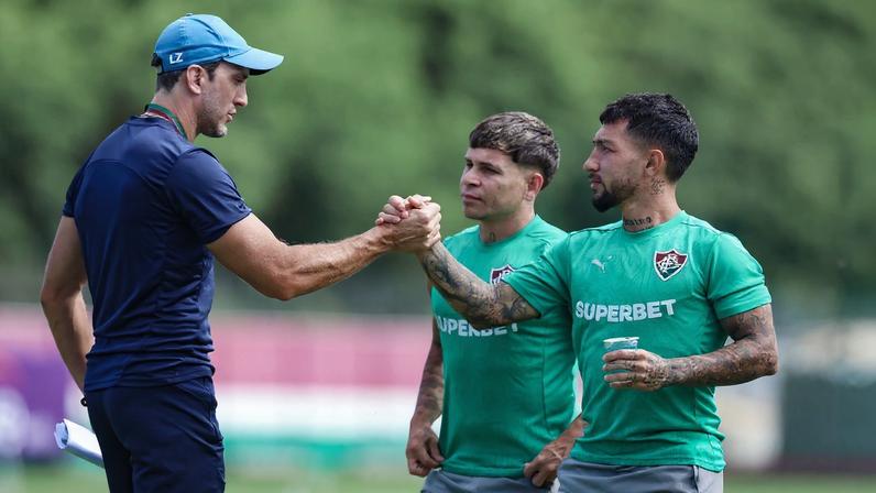 Zubeldía cumprimenta Lucho Acosta no treino do Fluminense — Foto: Marcelo Gonçalves / Fluminense FC
