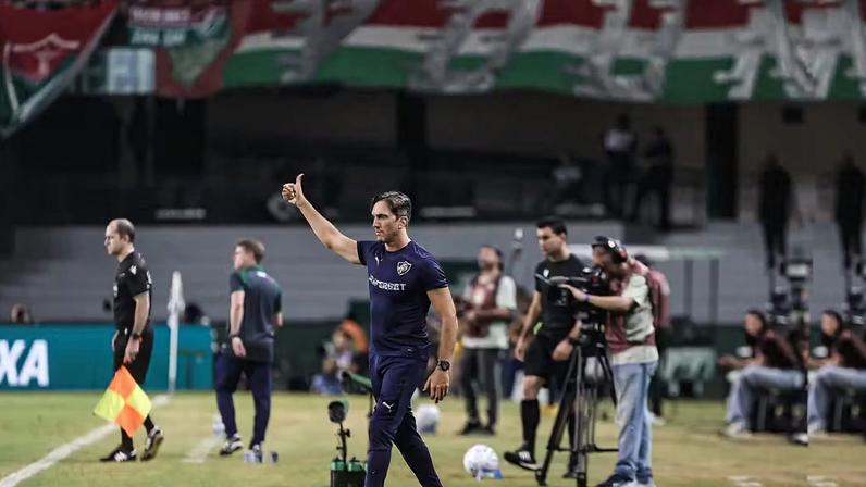 Zubeldía sinaliza durante Coritiba x Fluminense — Foto: LUCAS MERÇON / FLUMINENSE F.C.