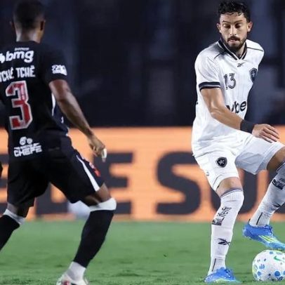 Alex Telles celebra resultado do Botafogo e elogia trabalho de Rodrigo Bellão