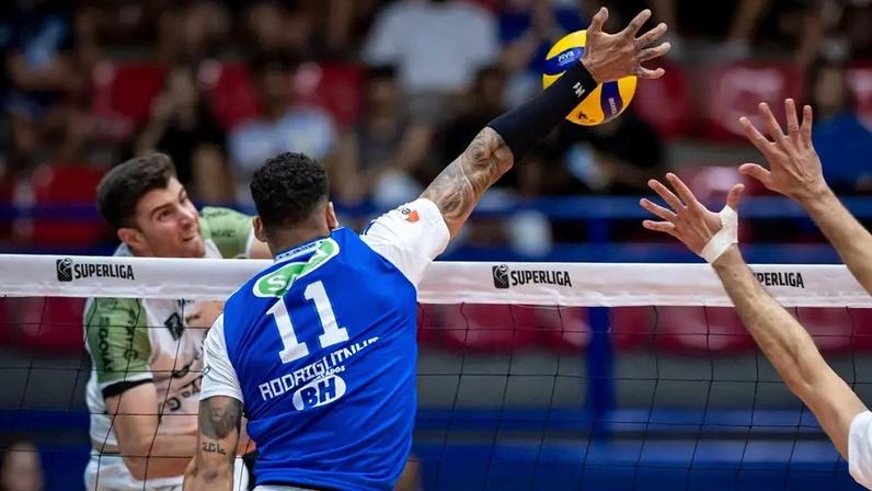 Rodriguinho bloqueia com apenas uma das mãos em Cruzeiro x Goiás pela Superliga 25/26 (Foto: Agência i7/Sada Cruzeiro)