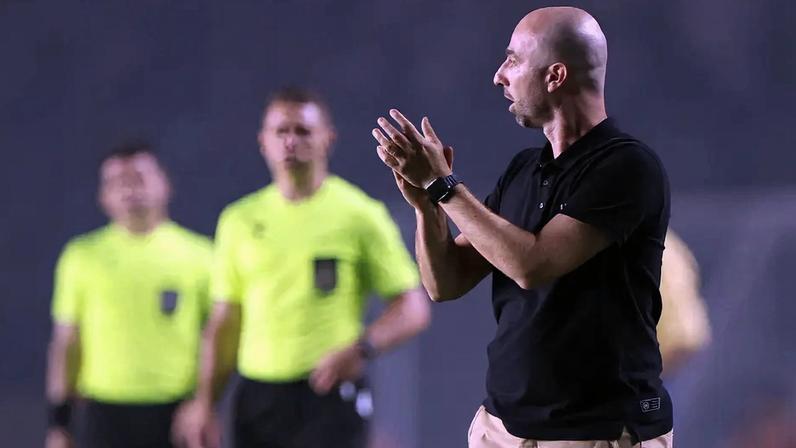 Rodrigo Bellão conseguiu duas vitórias como técnico interino do Botafogo (Foto: Vítor Silva/Botafogo)