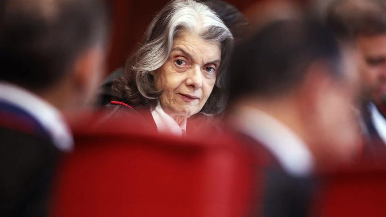 Ministra Cármen Lúcia durante sessão plenária do TSE