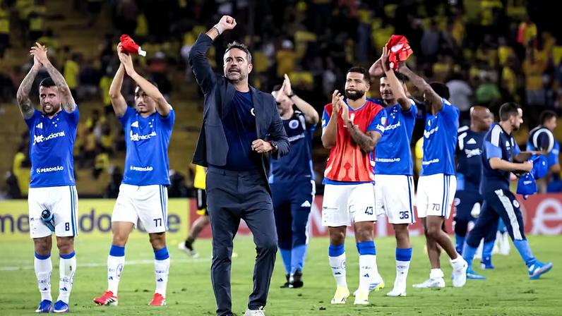 Artur Jorge, técnico do Cruzeiro, comemora vitória na estreia do time na Libertadores 2026 — Foto: Gustavo Aleixo/Cruzeiro