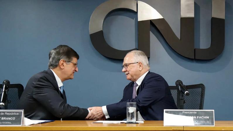 Extrateto: Paulo Gonet, presidente do CNMP, e Edson Fachin, presidente do CNJ. Proposta de resolução conjunta institui novo benefício e cria tetos paralelos de 35%. (Foto: Romulo Serpa/CNJ)