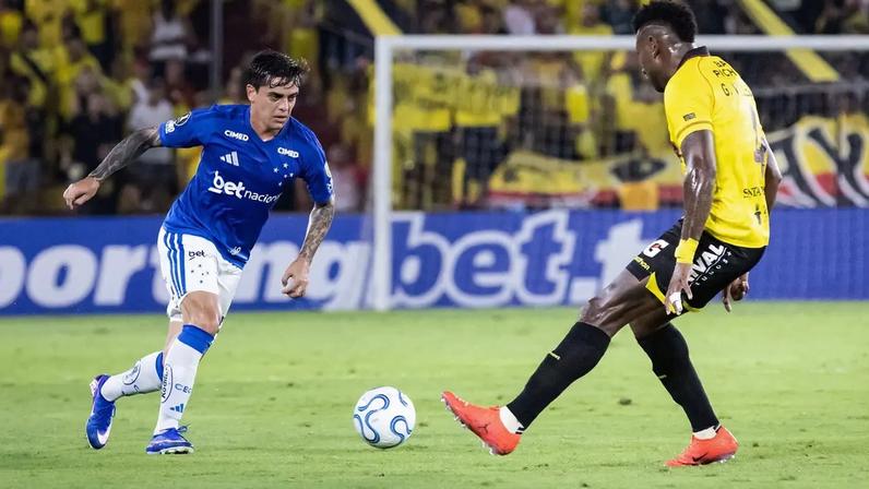 Fagner revela pedidos de Artur Jorge antes de vitória do Cruzeiro na Libertadores