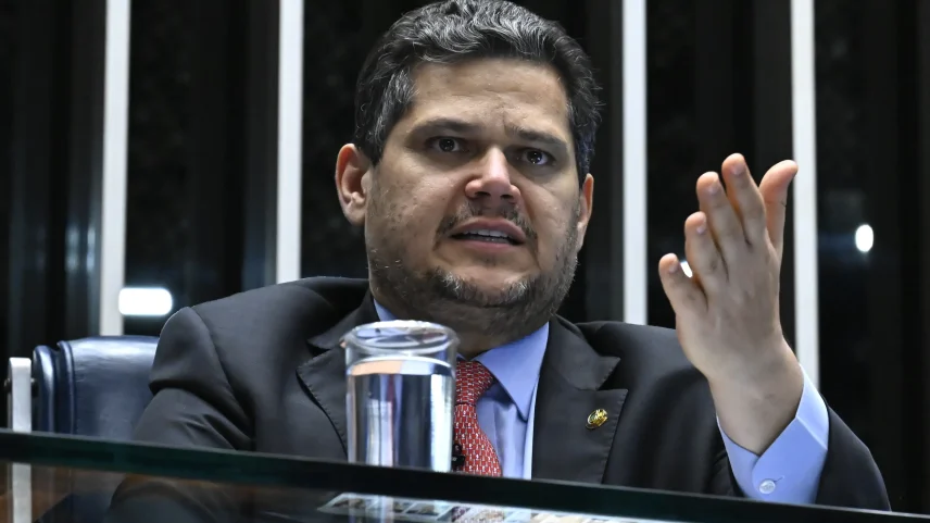 Presidente do Congresso diz que tema é "relevantíssimo". Senador Davi Alcolumbre (União-AP) conduz sessão. Foto: Waldemir Barreto/Agência Senado