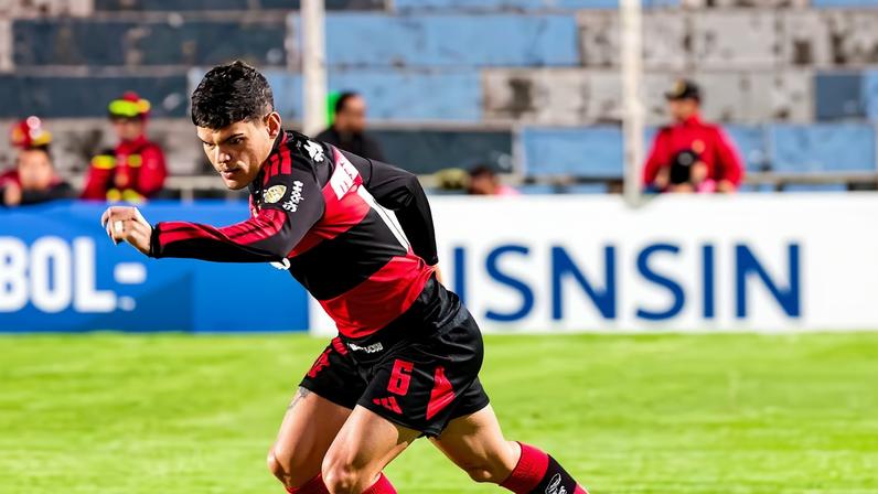 Ayrton Lucas teve boa atuação em Cusco x Flamengo — Foto: Gilvan de Souza/Flamengo