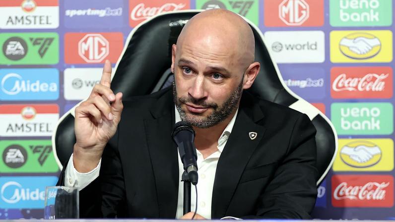 Franclim Carvalho é apresentado como novo técnico do Botafogo — Foto: Vitor Silva/BFR