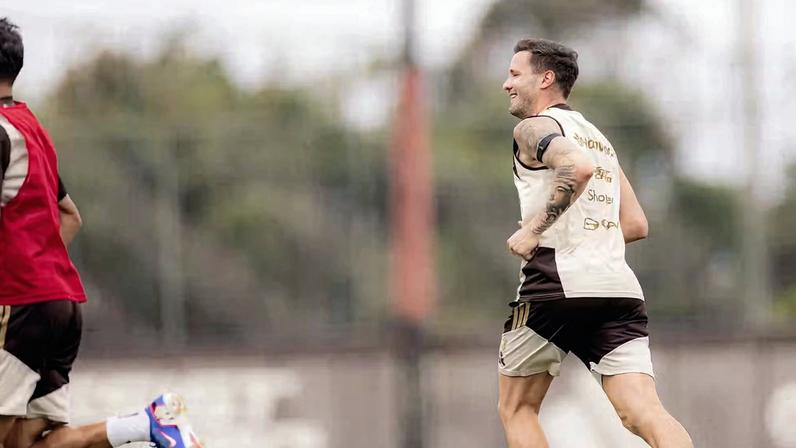 Saúl durante treino no Flamengo — Foto: Adriano Fontes/Flamengo