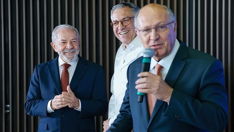 O presidente da República, Luiz Inácio Lula da Silva, com o ministro da Saúde, Alexandre Padilha, e o vice-presidente Geraldo Alckmin, durante evento nesta sexta-feira (10)