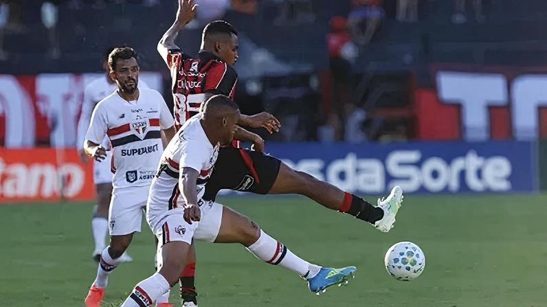 Lance da partida entre São Paulo e Vitória, pela 11ª rodada do Brasileirão