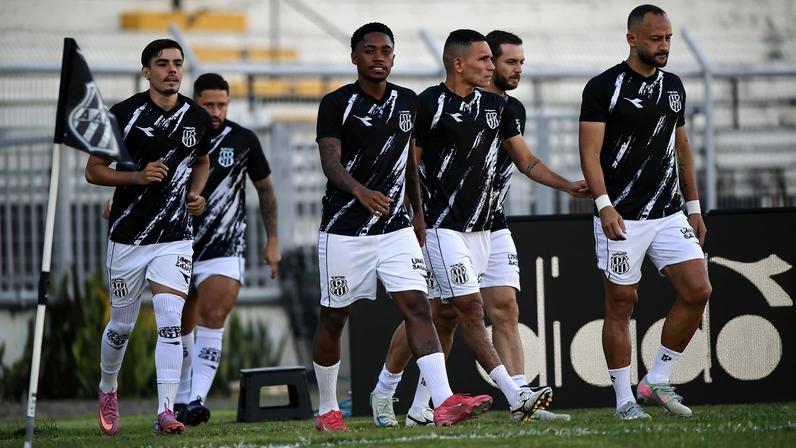 Elenco da Ponte antes de jogo da Série B — Foto: Marcos Ribolli/ PontePress