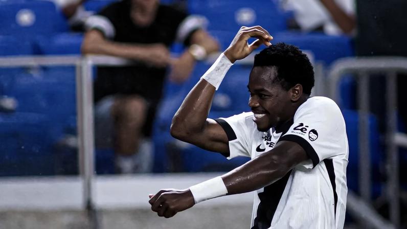 Andrés Gómez vira protagonista do Vasco em 2026