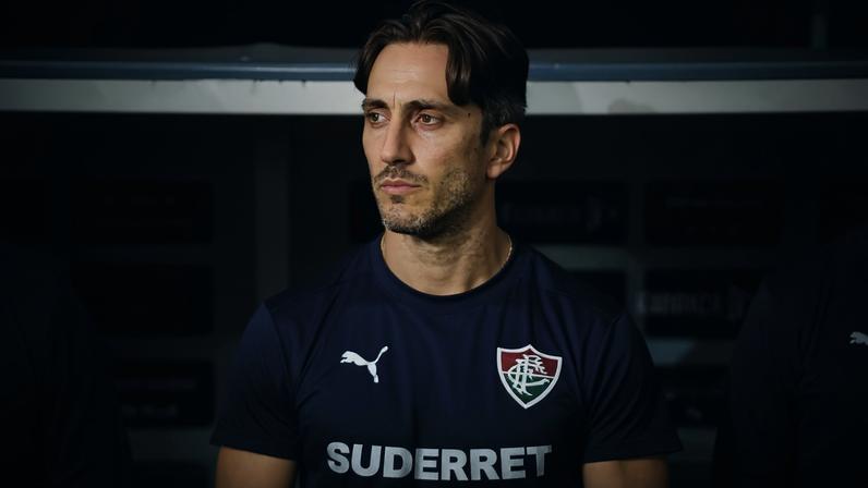 Zubeldía no campo em Fluminense x Flamengo (Foto: Lucas Merçon/ Fluminense FC)