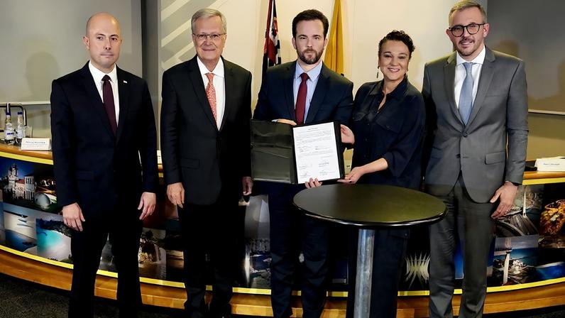 Vice Presidente da República Geraldo Alckmin tendo ao lado o Ministro da Fazenda, Dario Durigan, durante assinatura de contrato de financiamento das obras do túnel Santos-Guarujá.