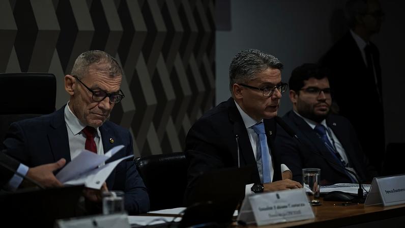 Senadores fazem leitura do relatório final da CPI do Crime Organizado (Foto: Saulo Cruz/Agência Senado)