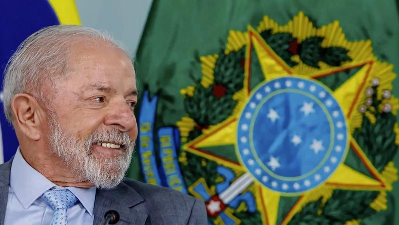 Expansão fiscal do governo Lula pressiona Banco Central a manter juros altos, asfixiando o orçamento das famílias. (Foto: Ricardo Stuckert/PR)