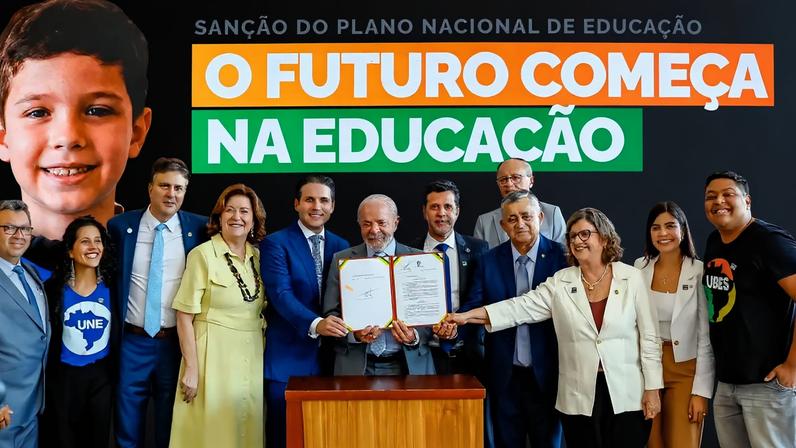 Presidente Luiz Inácio Lula da Silva durante cerimônia de sanção do Projeto de Lei nº 2614, de 2024, que aprova o Plano Nacional de Educação (PNE), no Palácio do Planalto.