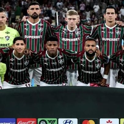Jogadores e diretoria falam aos torcedores do Fluminense durante protesto