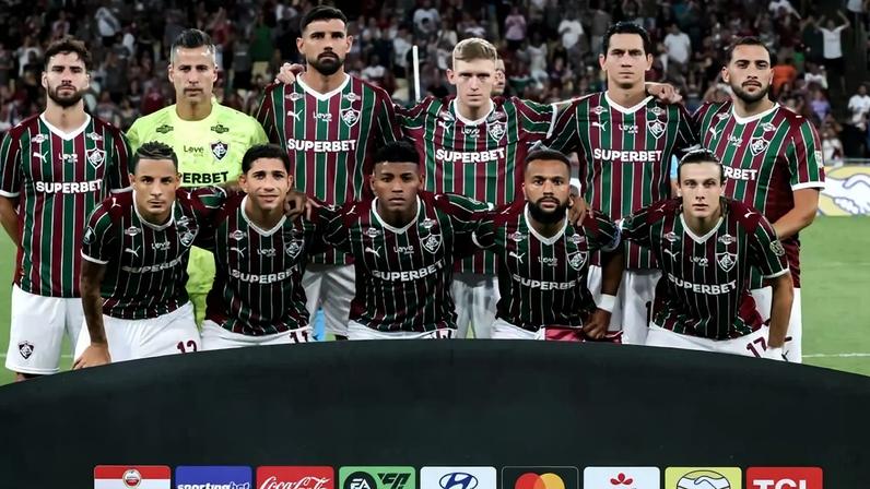 Jogadores e diretoria falam aos torcedores do Fluminense durante protesto