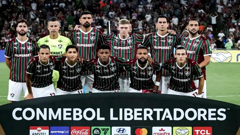 Time do Fluminense perfilado antes de enfrentar o Rivadavia (Foto: Marcelo Gonçalves/Fluminense)
