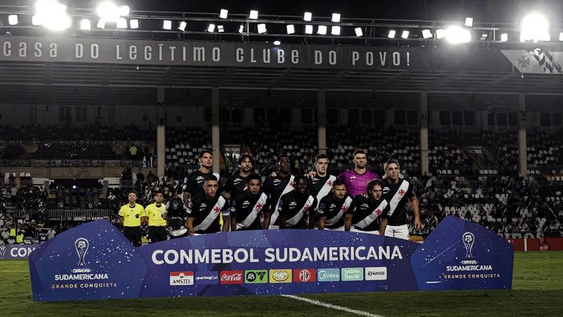 Time do Vasco perfilado antes de enfrentar o Audax Italiano (Foto: Matheus Lima/Vasco)