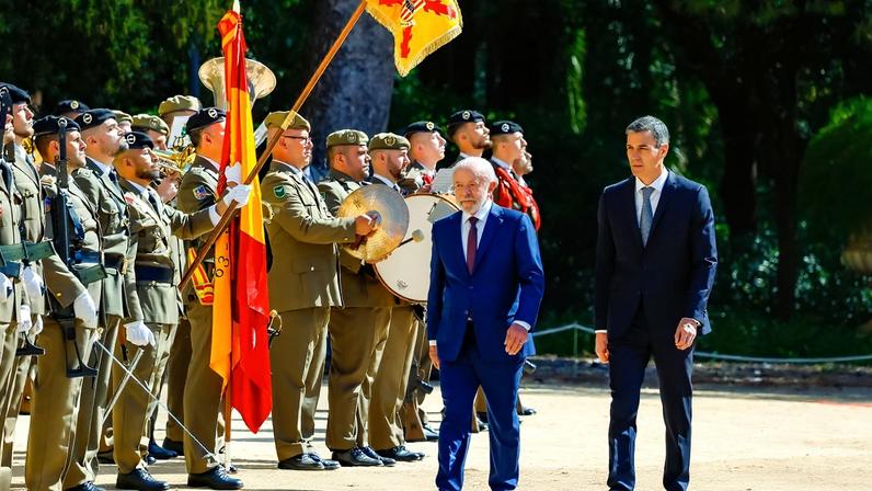 Presidente da República, Luiz Inácio Lula da Silva, durante cerimônia oficial de chegada. Jardins do Palácio de Pedralbes, Espanha.