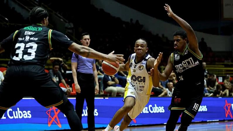 Aos 14 anos, Igor Willian, do Mogi, se tornou o mais jovem a jogar no NBB — Foto: Willian Oliveira