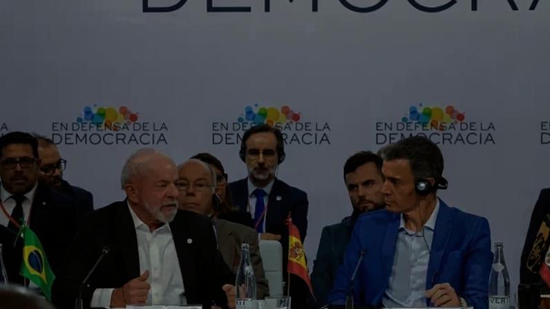 Presidente Lula, ao lado do presidente da Espanha, Pedro Sánchez, discursa durante o Fórum em Defesa da Democracia, em Barcelona, na Espanha (18/04/2026)