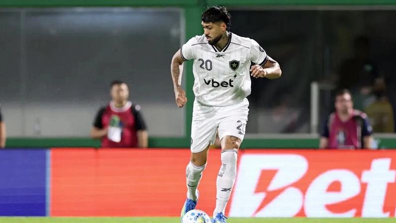 Alexander Barboza em ação na vitória do Botafogo (Foto: Vítor Silva/Botafogo)