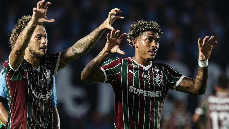 Guga e John Kennedy comemoram gol do Fluminense (Foto: Lucas Merçon/ Fluminense FC)