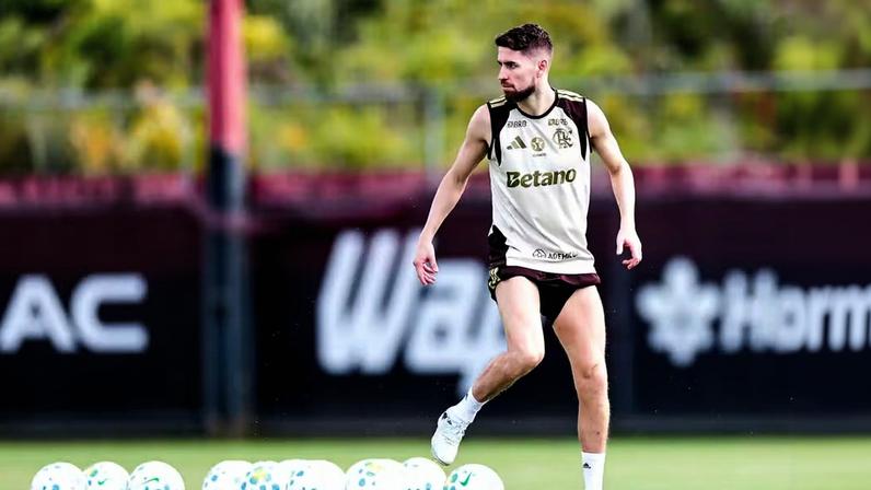 Jorginho em treino do Flamengo nesta segunda — Foto: Gilvan de Souza/Flamengo