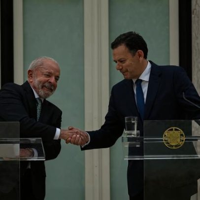 Lula faz declaração à imprensa em Jardim do Palacete de São Bento, Portugal