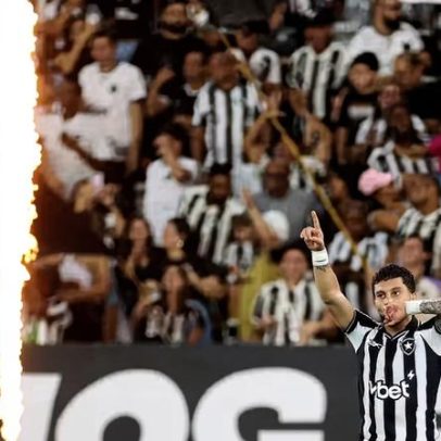 Alex Telles celebra primeiro gol de cabeça na carreira e comenta surpresa