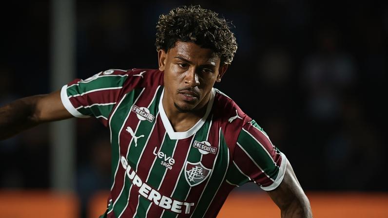 John Kennedy disputa bola em Operário x Fluminense (Foto: Marcelo Gonçalves/ Fluminense FC)