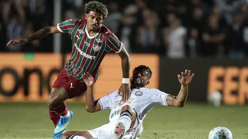 John Kennedy disputa bola em Operário x Fluminense (Foto: Marcelo Gonçalves/ Fluminense FC)