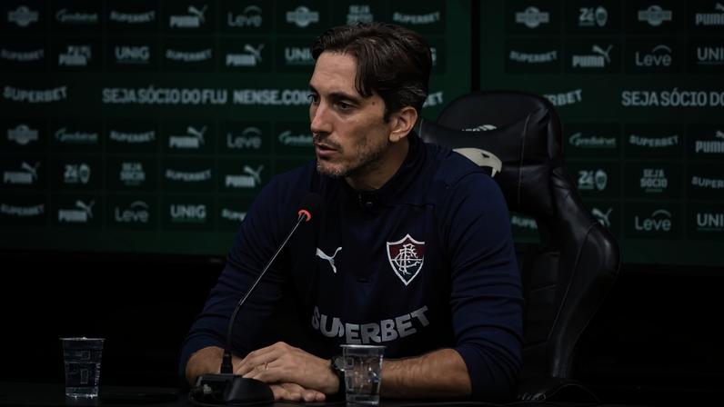 Zubeldía em coletiva pelo Fluminense (Foto: Marcelo Gonçalves/ Fluminense FC)