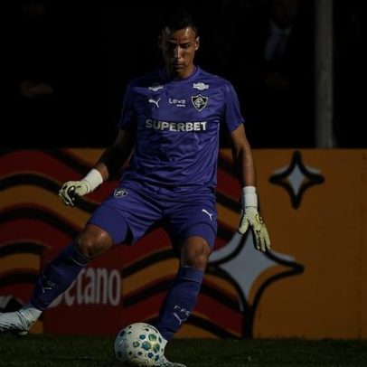 Fábio critica gramado após jogo do Fluminense, com barro em alguns trechos