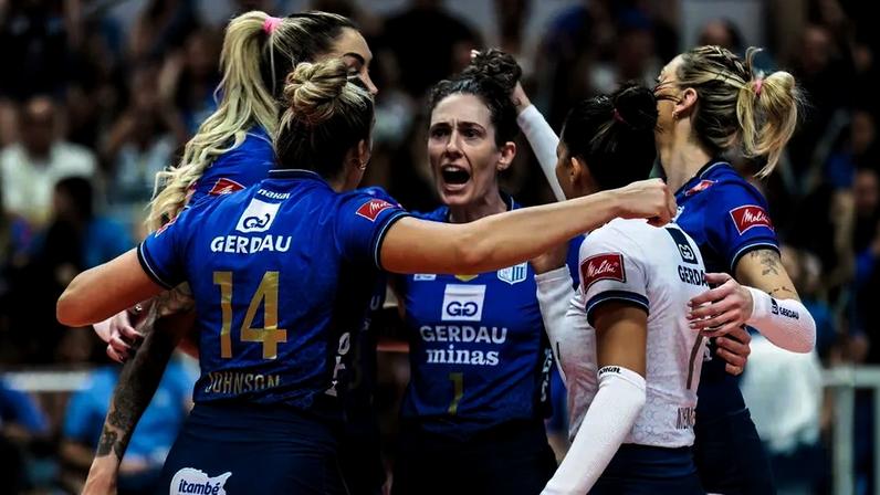 Jogadoras do Minas comemoram ponto na vitória sobre o Osasco, em Belo Horizonte (Foto: Divulgação/Minas)